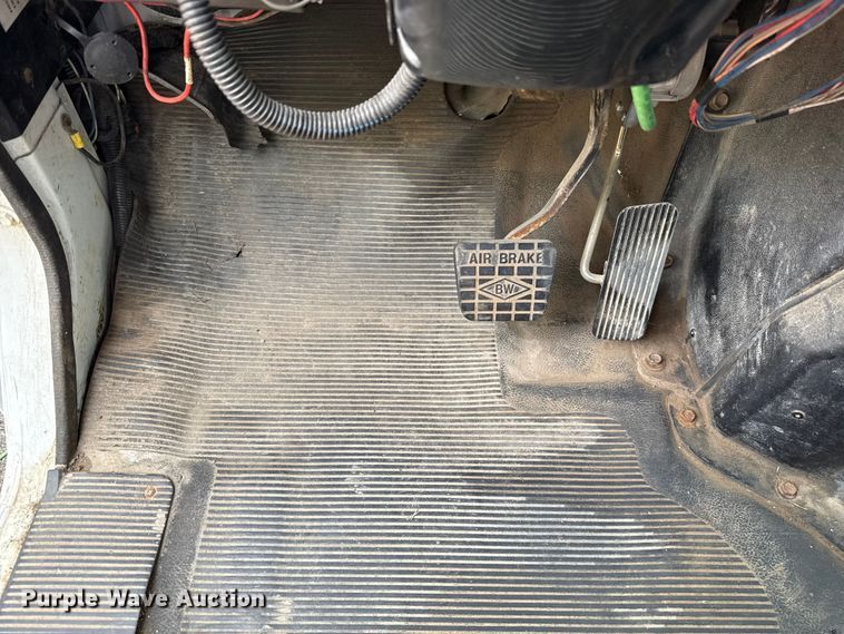 image for item EG8632 2001 International 4900  utility / service truck