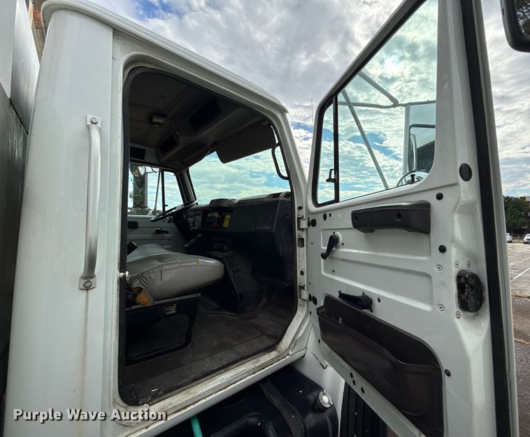 image for item EG8632 2001 International 4900  utility / service truck