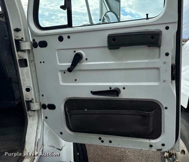 image for item EG8632 2001 International 4900  utility / service truck