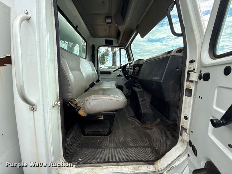 image for item EG8632 2001 International 4900  utility / service truck