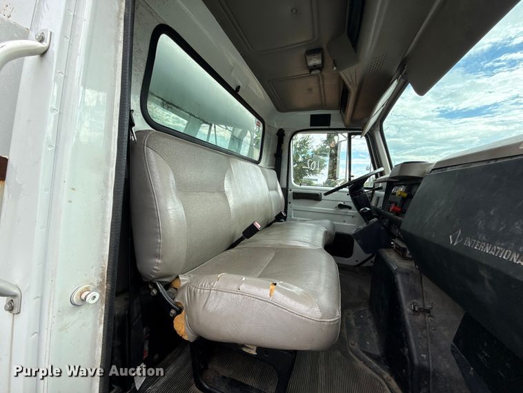 image for item EG8632 2001 International 4900  utility / service truck