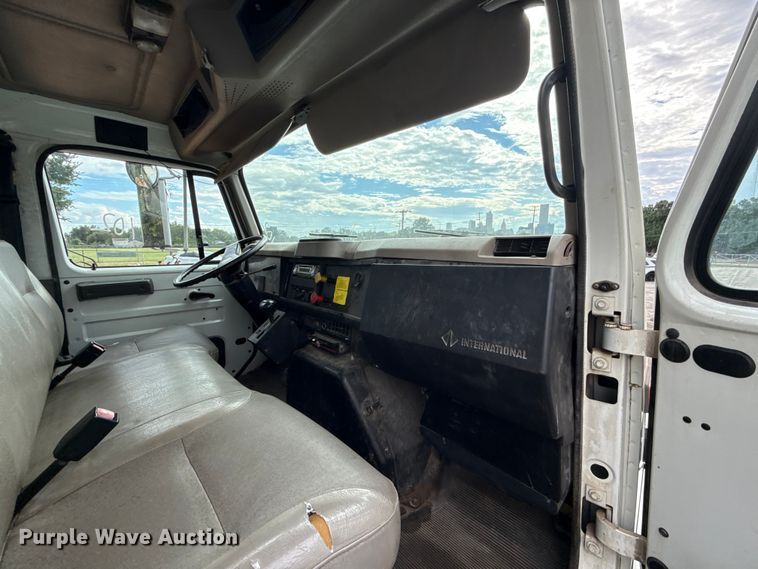 image for item EG8632 2001 International 4900  utility / service truck