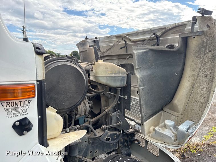 image for item EG8632 2001 International 4900  utility / service truck