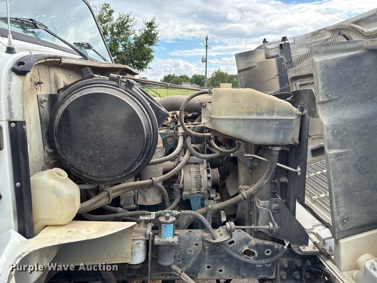 image for item EG8632 2001 International 4900  utility / service truck