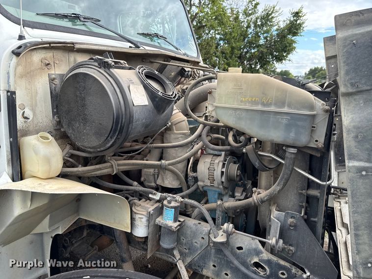 image for item EG8632 2001 International 4900  utility / service truck