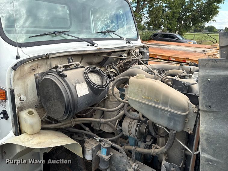 image for item EG8632 2001 International 4900  utility / service truck