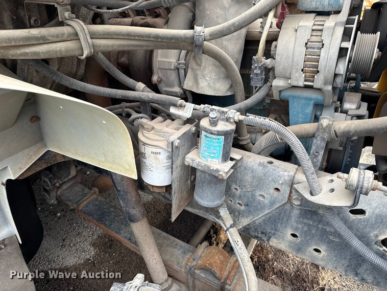 image for item EG8632 2001 International 4900  utility / service truck