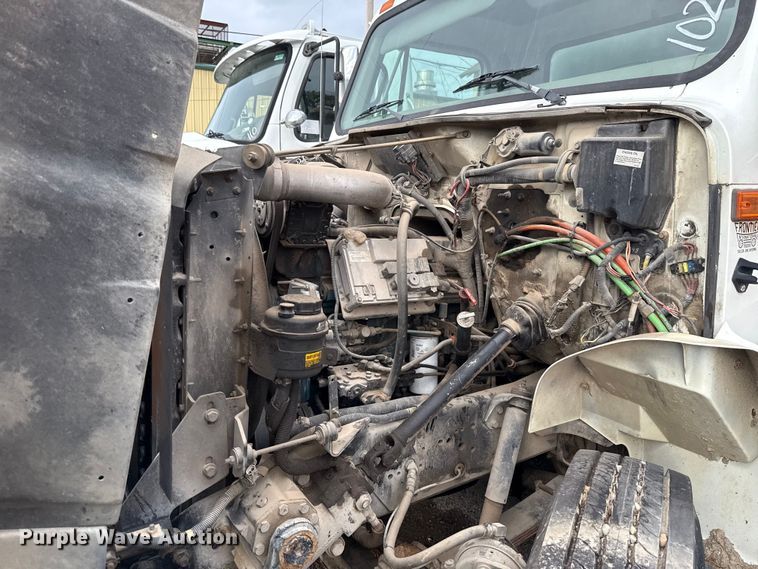 image for item EG8632 2001 International 4900  utility / service truck