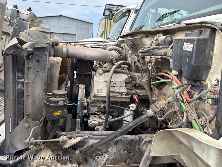 image for item EG8632 2001 International 4900  utility / service truck