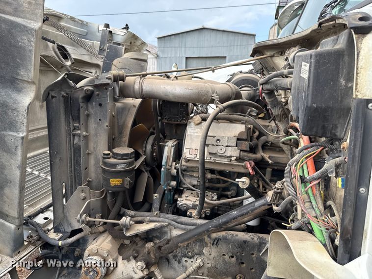 image for item EG8632 2001 International 4900  utility / service truck