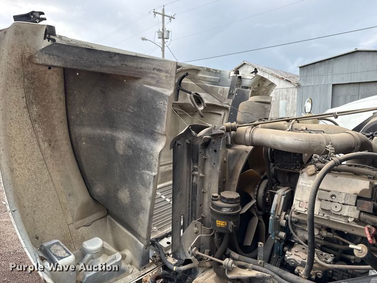 image for item EG8632 2001 International 4900  utility / service truck