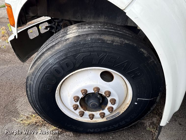 image for item EG8632 2001 International 4900  utility / service truck