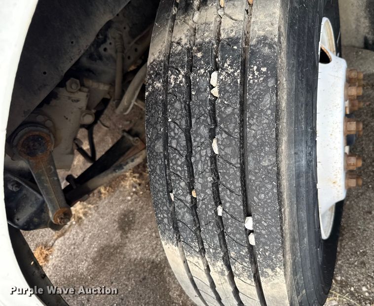 image for item EG8632 2001 International 4900  utility / service truck