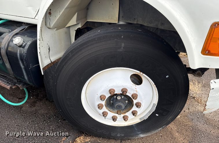 image for item EG8632 2001 International 4900  utility / service truck