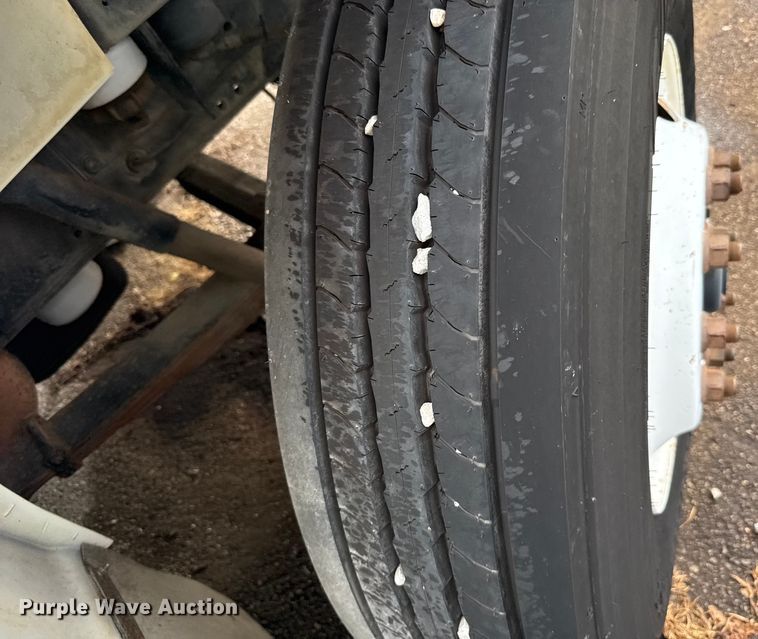 image for item EG8632 2001 International 4900  utility / service truck