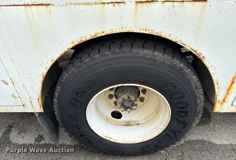 image for item EG8632 2001 International 4900  utility / service truck