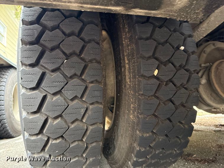 image for item EG8632 2001 International 4900  utility / service truck