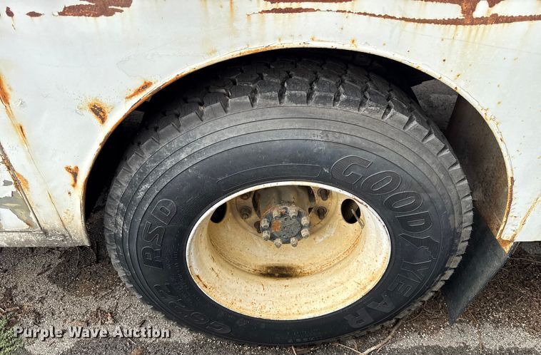 image for item EG8632 2001 International 4900  utility / service truck