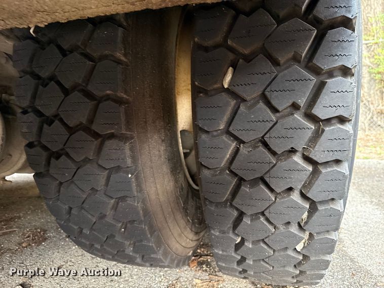 image for item EG8632 2001 International 4900  utility / service truck