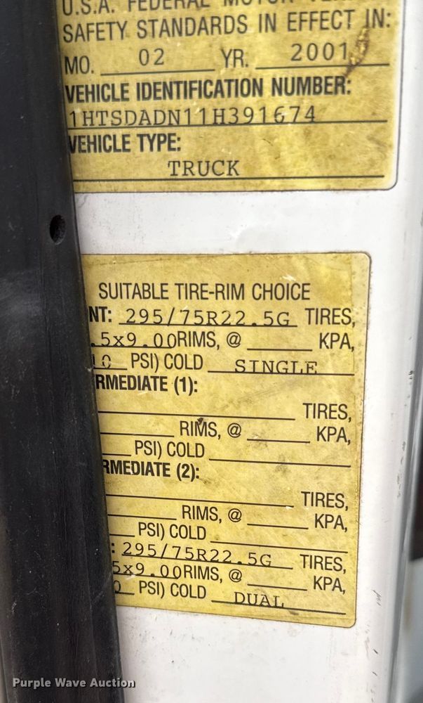 image for item EG8632 2001 International 4900  utility / service truck