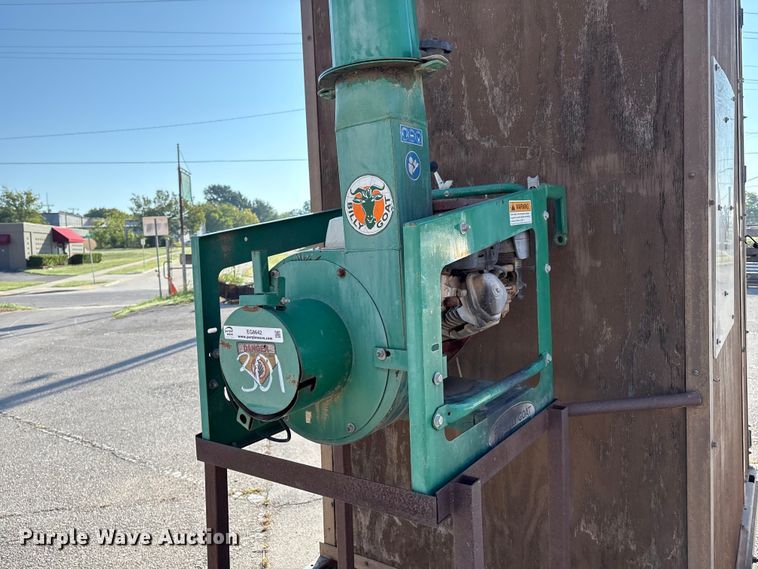 image for item EG8642 Billy Goat leaf box vacuum