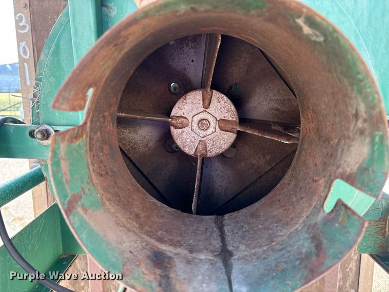 image for item EG8642 Billy Goat leaf box vacuum