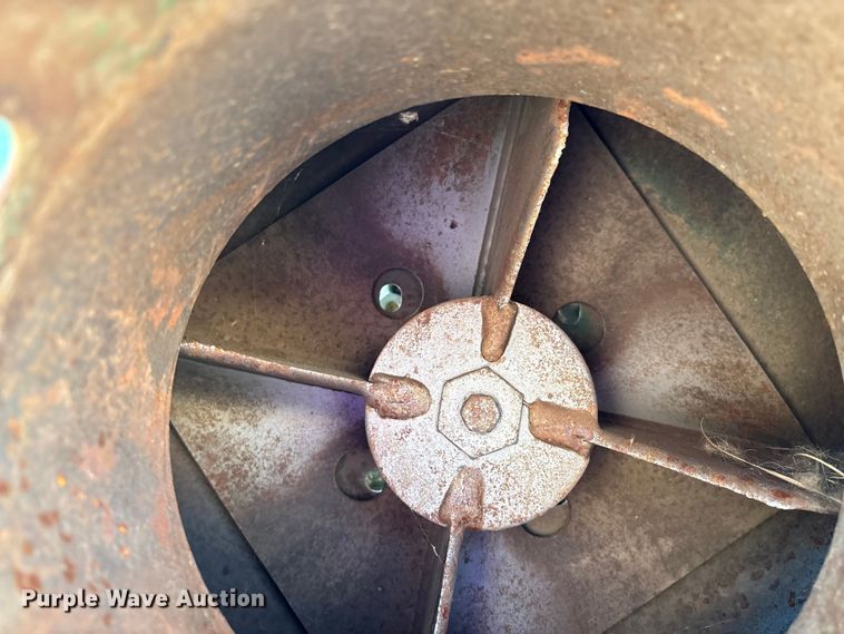 image for item EG8642 Billy Goat leaf box vacuum