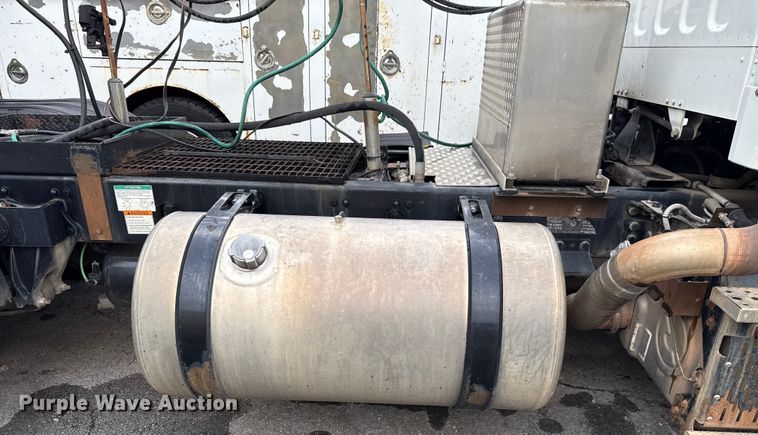 image for item EG8658 2013 Freightliner 114SD semi truck