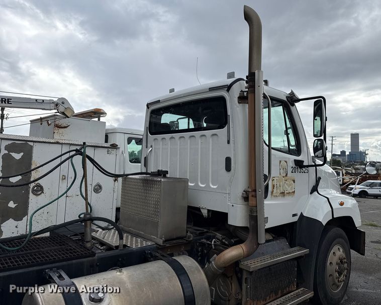 image for item EG8658 2013 Freightliner 114SD semi truck