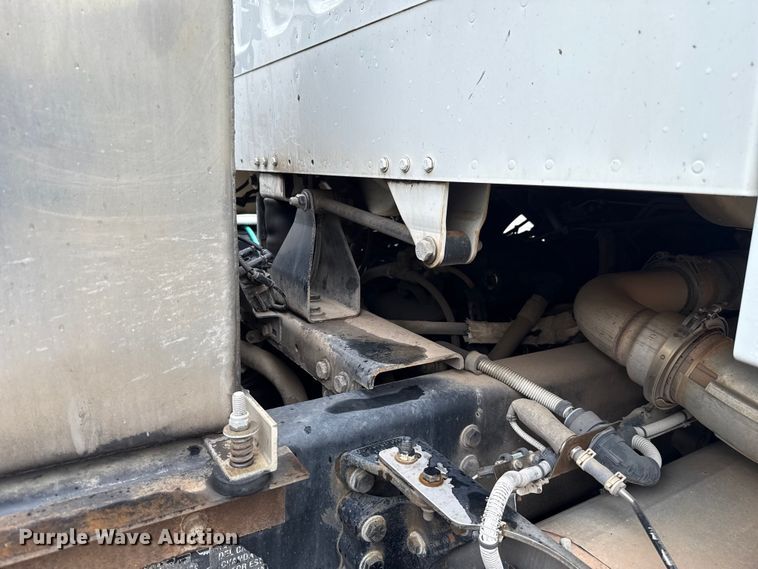 image for item EG8658 2013 Freightliner 114SD semi truck