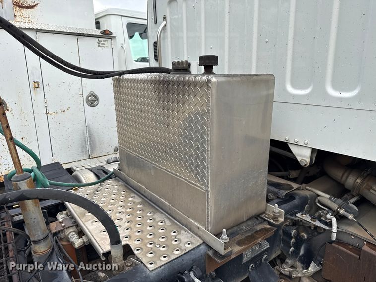 image for item EG8658 2013 Freightliner 114SD semi truck