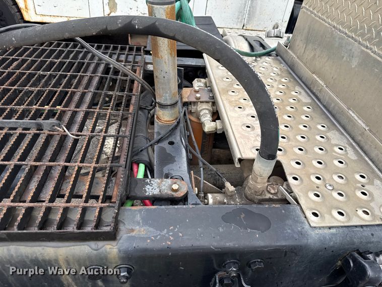 image for item EG8658 2013 Freightliner 114SD semi truck