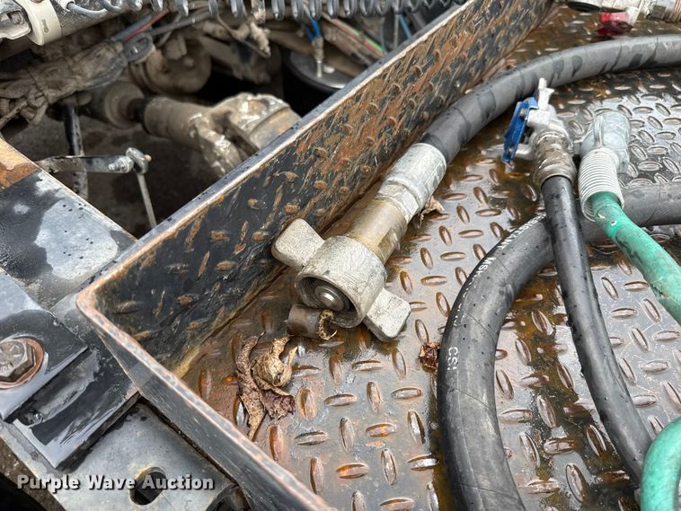 image for item EG8658 2013 Freightliner 114SD semi truck