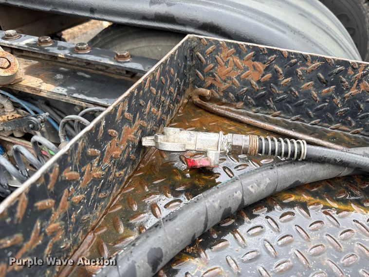 image for item EG8658 2013 Freightliner 114SD semi truck