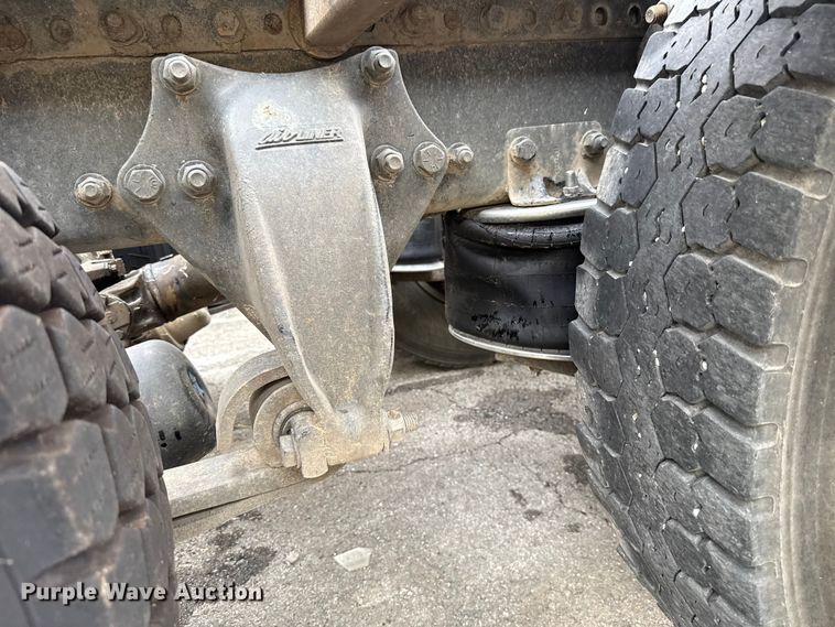 image for item EG8658 2013 Freightliner 114SD semi truck