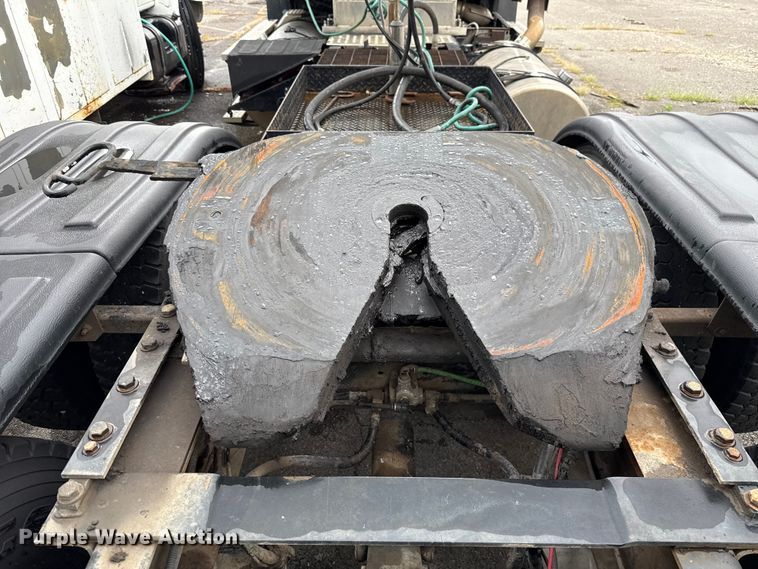 image for item EG8658 2013 Freightliner 114SD semi truck