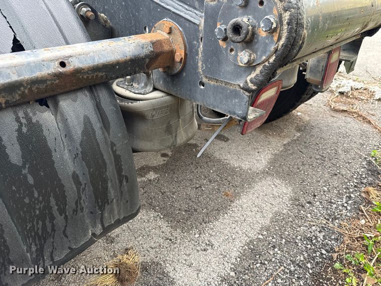 image for item EG8658 2013 Freightliner 114SD semi truck