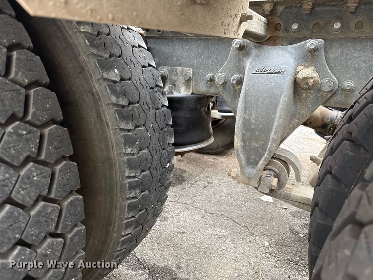 image for item EG8658 2013 Freightliner 114SD semi truck