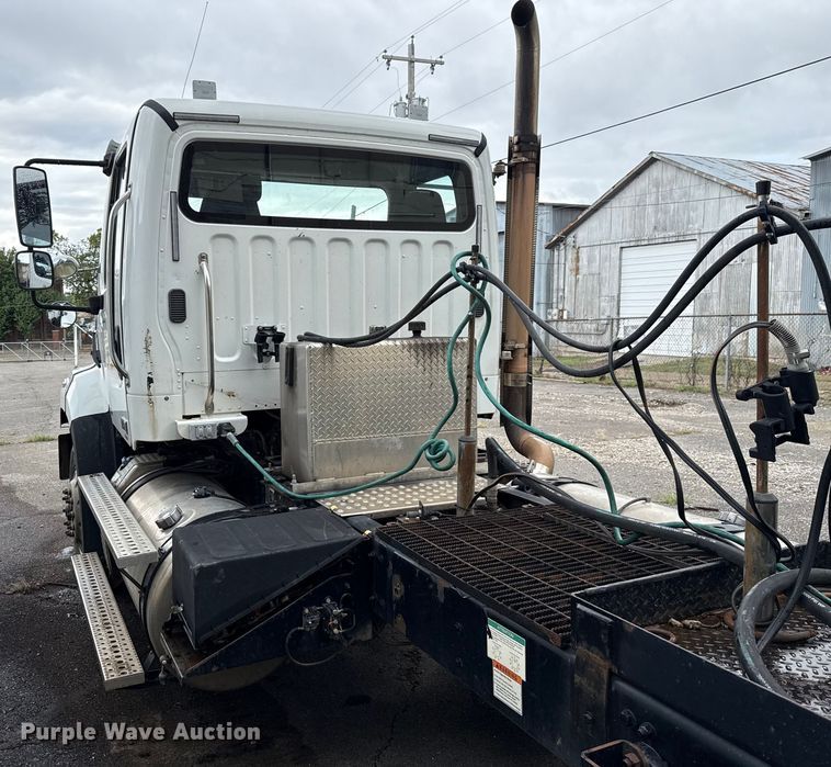 image for item EG8658 2013 Freightliner 114SD semi truck