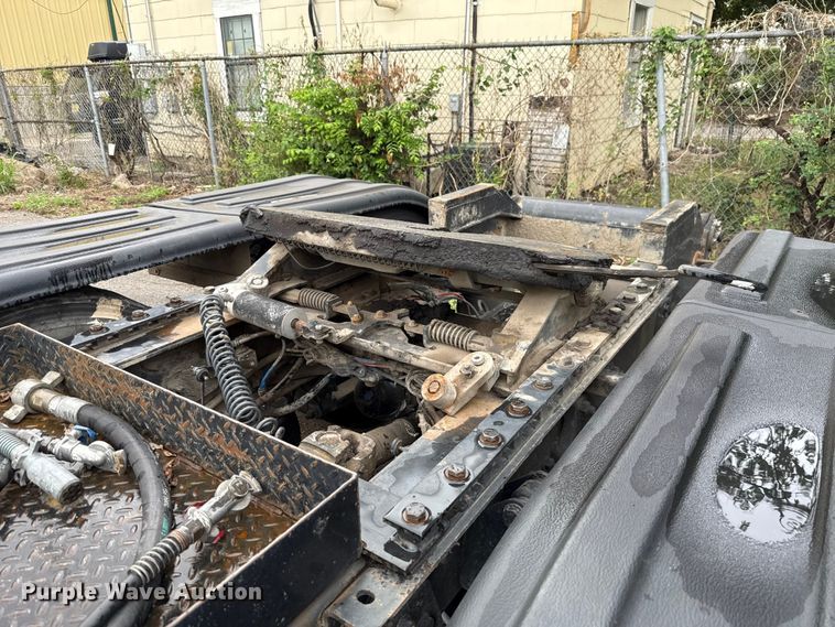 image for item EG8658 2013 Freightliner 114SD semi truck