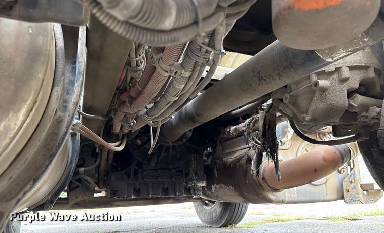 image for item EG8658 2013 Freightliner 114SD semi truck