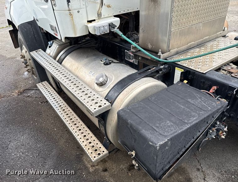 image for item EG8658 2013 Freightliner 114SD semi truck