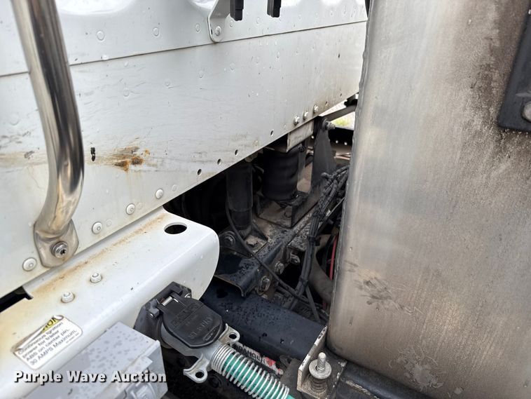 image for item EG8658 2013 Freightliner 114SD semi truck