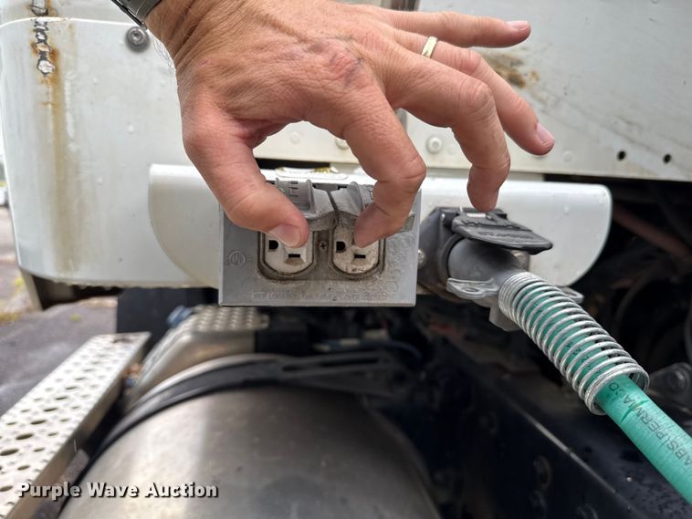 image for item EG8658 2013 Freightliner 114SD semi truck