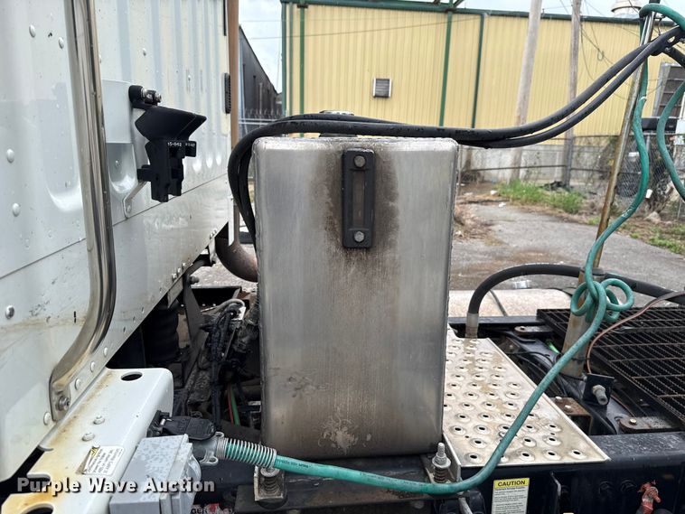 image for item EG8658 2013 Freightliner 114SD semi truck