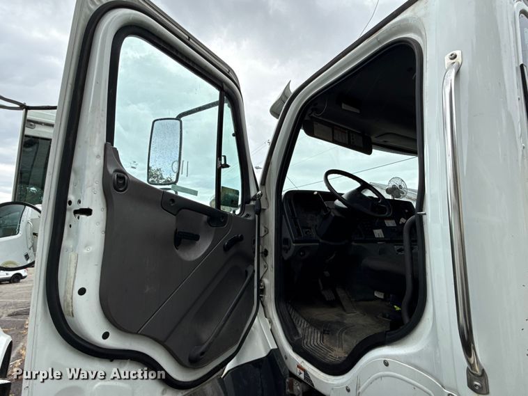 image for item EG8658 2013 Freightliner 114SD semi truck