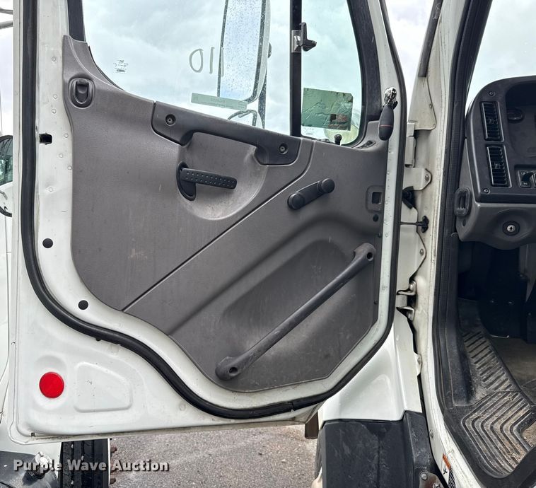 image for item EG8658 2013 Freightliner 114SD semi truck