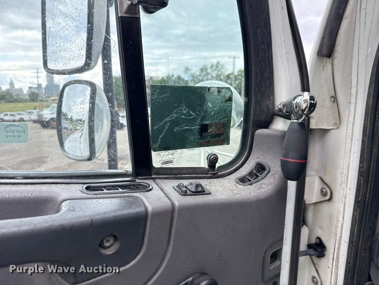 image for item EG8658 2013 Freightliner 114SD semi truck