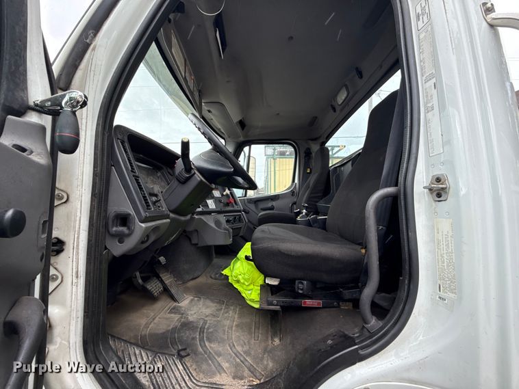 image for item EG8658 2013 Freightliner 114SD semi truck