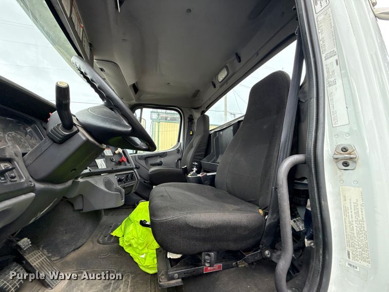 image for item EG8658 2013 Freightliner 114SD semi truck